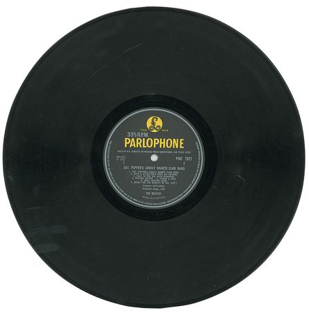Lot #934 Beatles Sgt. Pepper: John Lennon: Highly coveted UK 1st press signed by Lennon on the front cover the year of its release?the only of its kind known to exist! - Image 4