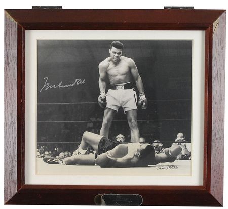 Lot #1338 Muhammad Ali: Detailed wristwatch honoring ‘The Greatest’ - Image 1