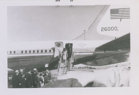 Lot #143 John and Jacqueline Kennedy Photographs of Their Arrival in Dallas - Image 2