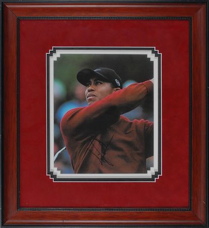 Lot #1031 Tiger Woods Fabric and Signed Photograph - Image 2