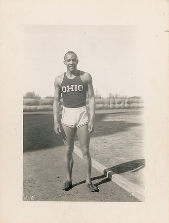 Lot #944 Jesse Owens: Very rare pre-Olympics photos of the legendary track star - Image 1