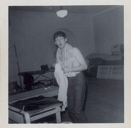 Lot #642 Beatles: Rare candid backstage photos from an April 1963 gig - Image 4