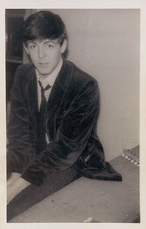 Lot #642 Beatles: Rare candid backstage photos from an April 1963 gig - Image 9
