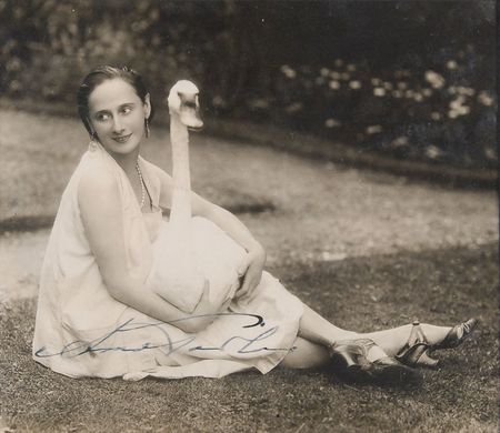 Lot #827 Anna Pavlova Signed Photograph - Image 1