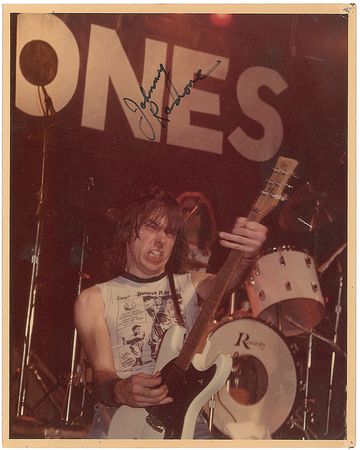 Lot #906 The Ramones - Image 1
