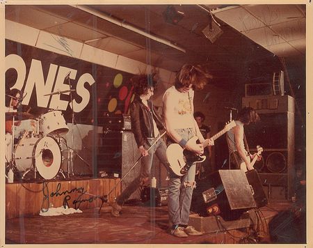 Lot #905 The Ramones - Image 1