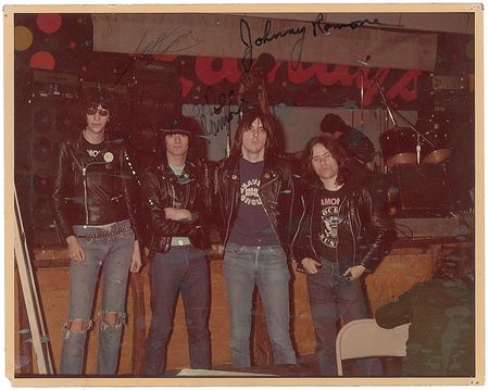 Lot #904 The Ramones - Image 1