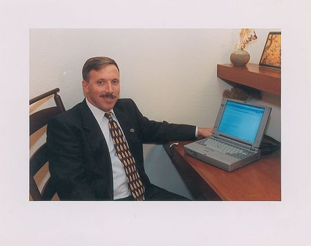 Lot #98 Bill Clinton: The laptop used to send the first-ever presidential emailâ€”to outer space! - Image 14