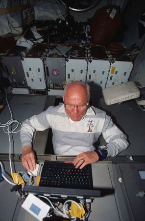 Lot #98 Bill Clinton: The laptop used to send the first-ever presidential emailâ€”to outer space! - Image 15