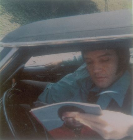 Lot #916 Elvis Presley: 1970 photo album signed an incredible three times by Elvis while sitting in his car - Image 4