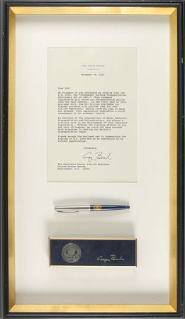 Lot #148 Ronald Reagan and George Bush: Presidential pens sent to Senator Moynihan - Image 1