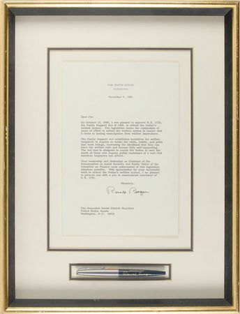 Lot #148 Ronald Reagan and George Bush: Presidential pens sent to Senator Moynihan - Image 4