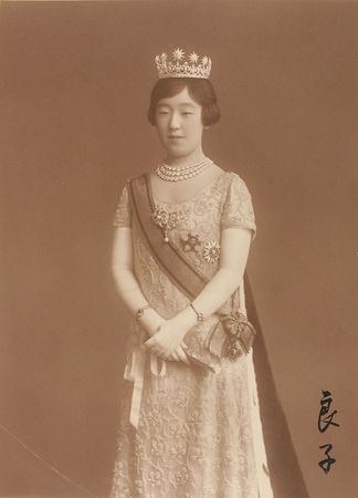 Lot #225 Empress Kojun: Magnificent oversized portrait of the empress in her crown - Image 1