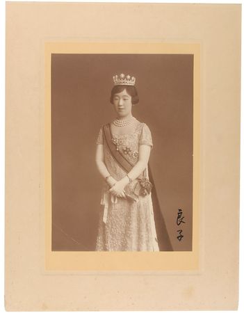 Lot #225 Empress Kojun: Magnificent oversized portrait of the empress in her crown - Image 2