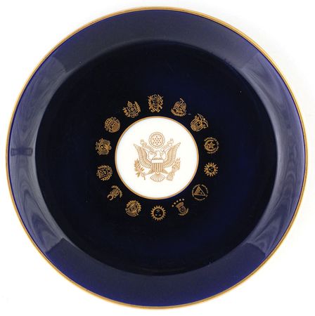 Lot #119 John F. Kennedy: Beautifully detailed dinner plate from JFK?s last official banquet on November 18, 1963 - Image 1