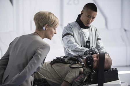 Lot #392 Elysium: Matt Damon - Image 6