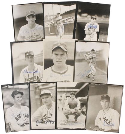 Lot #1213 Baseball Hall of Famers Signed Photographs - Image 1