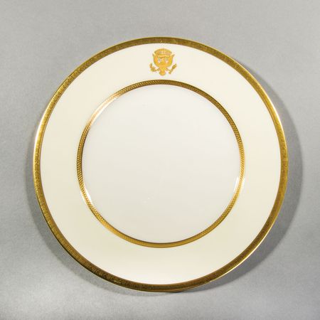 Lot #334 Woodrow Wilson Official White House Dinner Plate - Image 1