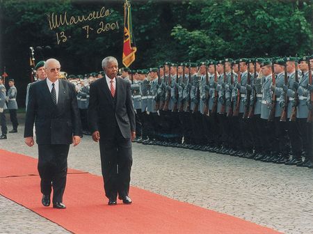Lot #234 Nelson Mandela: Scarce image of the anti-Apartheid activist’s visit to Germany - Image 1