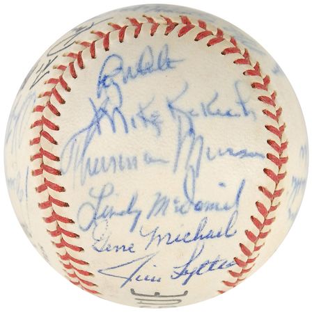 Lot #925 NY Yankees: 1970 team ball featuring a Munson rookie signature - Image 1