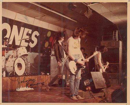 Lot #527 The Ramones - Image 1