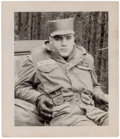 Lot #775 Elvis Presley: Wonderful close-up of Private Presley - Image 2