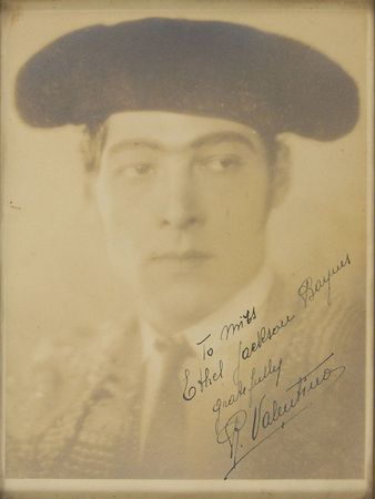 Lot #881 Rudolph Valentino: Classic portrait of the 1920s sex symbol - Image 1