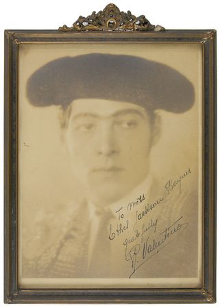 Lot #881 Rudolph Valentino: Classic portrait of the 1920s sex symbol - Image 2