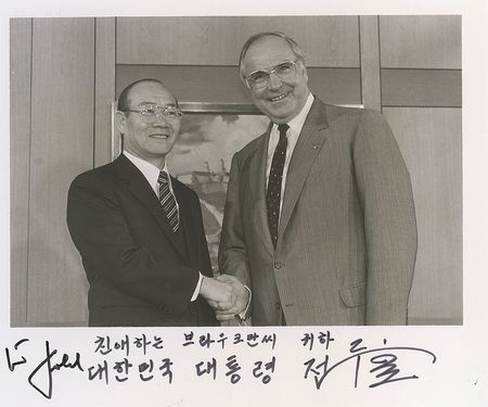 Lot #2074 Chun Doo-hwan Signed Photographs - Image 2