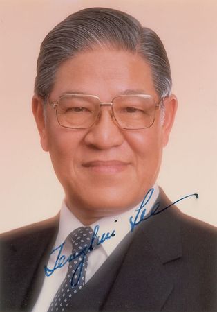 Lot #2048 Lee Teng-hui and Chen Shui-bian Signed Photographs - Image 1