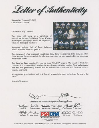 Lot #948 Baseball: Gold Glove Winners Signed Photograph - Image 2