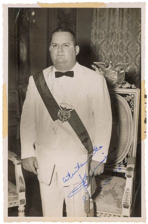 Lot #345 Jose Antonio Remon Cantera Signed Photograph - Image 1