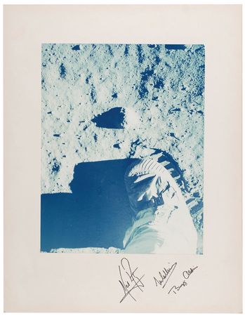 Lot #471 Apollo 11: Oversized and uninscribed lunar footprint - Image 1