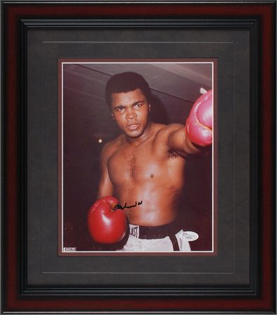 Lot #961 Muhammad Ali Signed Photograph - Image 1