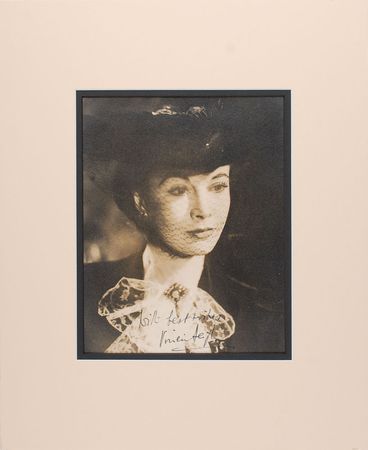 Lot #938 Vivien Leigh Signed Photograph - Image 2