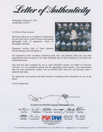 Lot #1026 Baseball: Gold Glove Winners Signed Photograph - Image 2