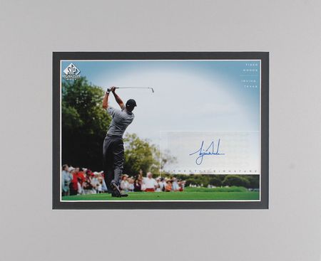 Lot #1156 Tiger Woods Signed Photograph - Image 1