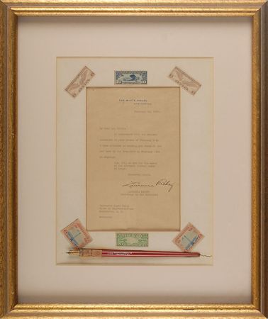 Lot #63 Herbert Hoover: Signing pen establishing the rare “air-mail flyers’ medal of honor” - Image 1