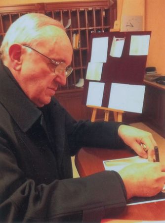 Lot #247 Pope Francis: Historic image of the soon-to-be Pope with his predecessor - Image 2
