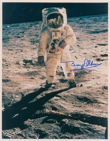 Lot #537 Buzz Aldrin Signed Photograph - Image 2