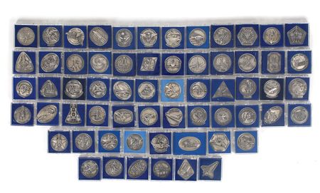 Lot #571 Space Shuttle Medallions: Cunninghamâ??s personal collection of 129 Space Shuttle Robbins medalsâ??a near-complete set - Image 3