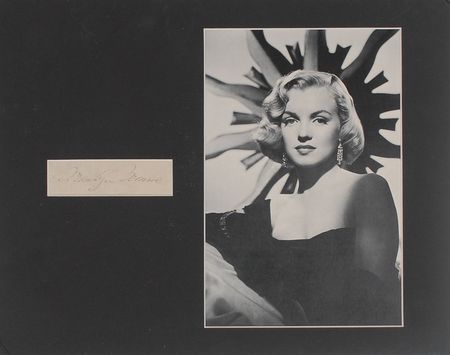 Lot #884 Marilyn Monroe: The iconic blonde bombshell - Image 1