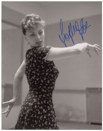 Lot #960 Sophia Loren Signed Photographs - Image 1