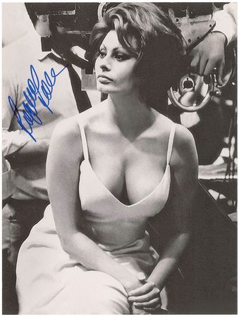 Lot #960 Sophia Loren Signed Photographs - Image 4