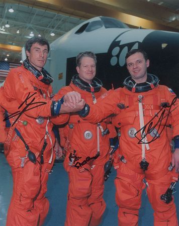 Lot #504 Apollo-Soyuz and Expedition 1 Signed Photographs - Image 3