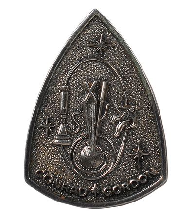 Lot #557 Gemini 11 Flown Fliteline Medallion - Image 1