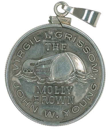 Lot #593 Gemini 3: From Grissom?s personal collection?a flown medallion and rare mission patch - Image 2
