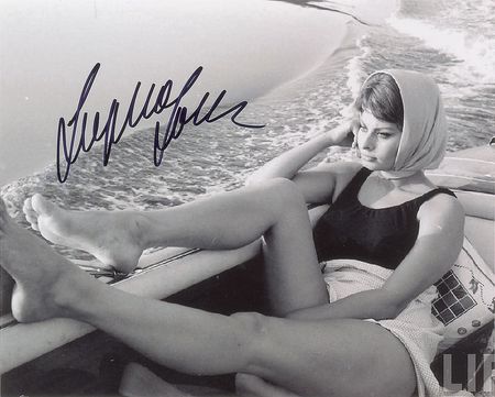 Lot #1002 Sophia Loren Signed Photograph - Image 2