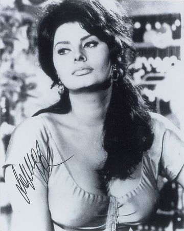 Lot #1001 Sophia Loren Signed Photographs - Image 3