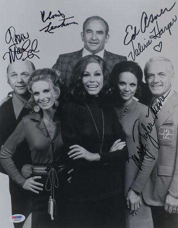 Lot #1020 The Mary Tyler Moore Show Signed Photograph - Image 1